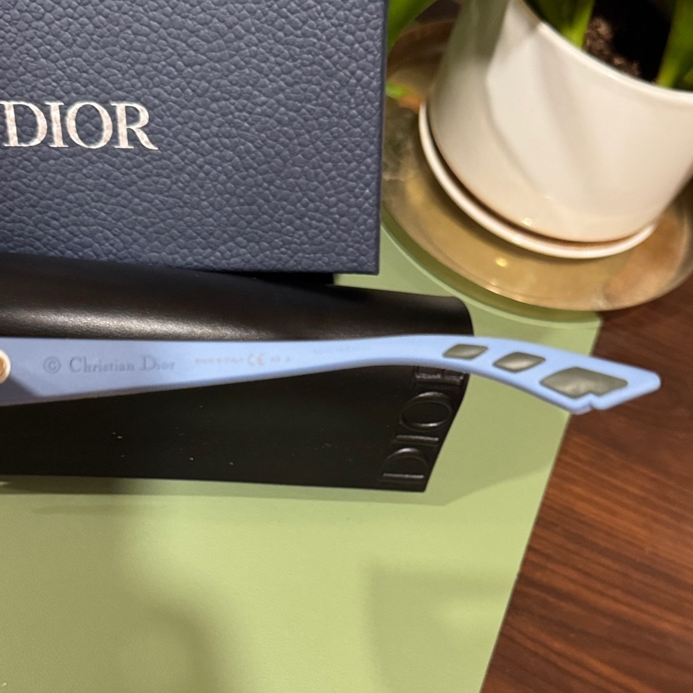 Dior White Frame Black Lens Women's Sunglasses - Picture 4 of 7